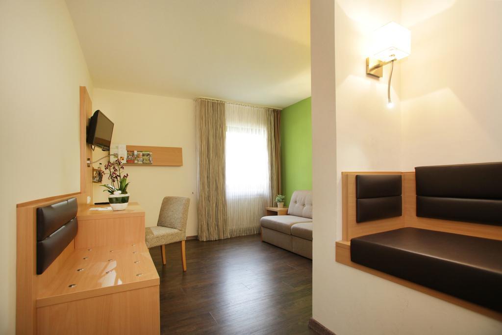 Landidyll Hotel Zum Alten Schloss Kirchensittenbach Chambre photo