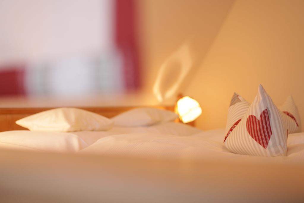 Landidyll Hotel Zum Alten Schloss Kirchensittenbach Chambre photo