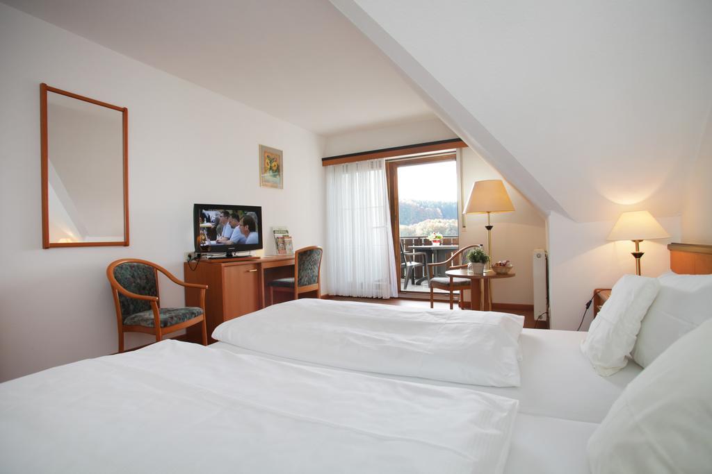 Landidyll Hotel Zum Alten Schloss Kirchensittenbach Chambre photo